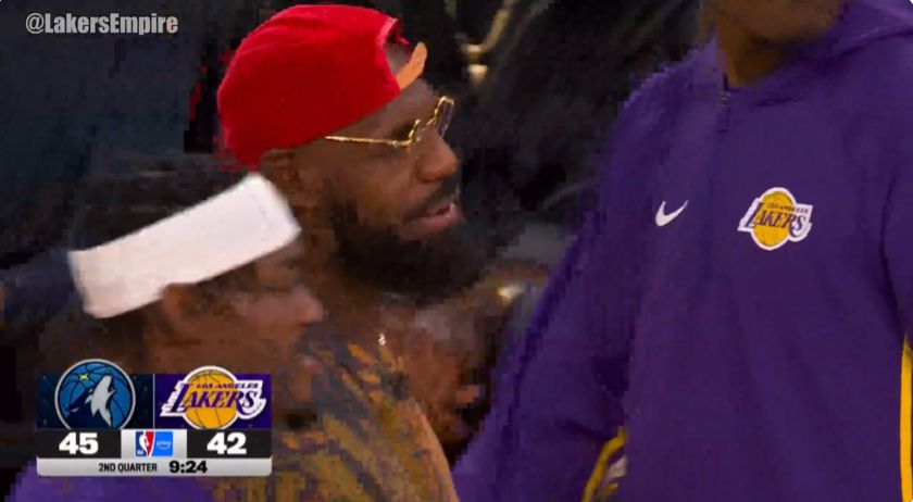 Активное взаимодействие! Джеймс продолжал общаться с товарищами по команде на площадке, а также общался с судьями.