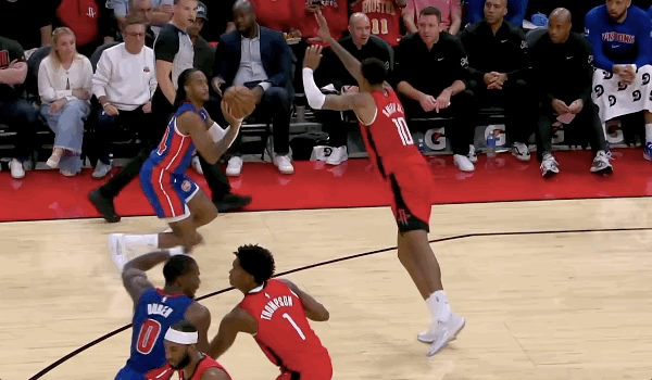 Дюрен ударил Амена Томпсона локтем по лицу, получил свисток за грубое нарушение второй степени и был удален.