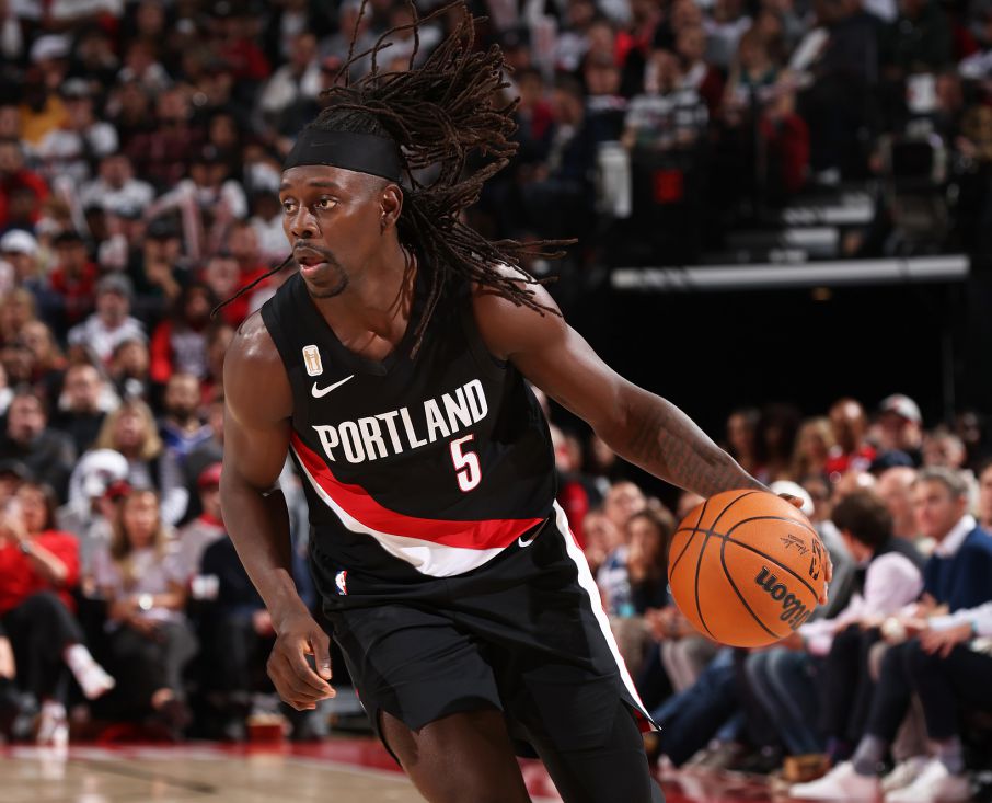 «Трэйл Блэйзерс» забили 8 трёхочковых во второй четверти и удержали счет. Холидей и Риз набрали 7 из 7 аутов за одну четверть.