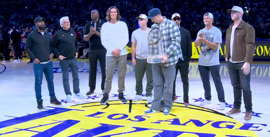 Тот же босс! «Доджерс» смотрят игру «Лейкерс» против «Шпор» в прямом эфире