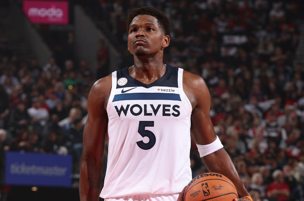 Эдвардс вернулся на площадку и набрал 15 очков, 5 передач и 3 ошибки в первой игре при минимальном для команды плюс-минус -25.