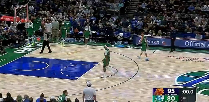 Больше цветов! Пять игроков «Санз» набрали двузначные числа, лидируя с 15 очками в третьей четверти.