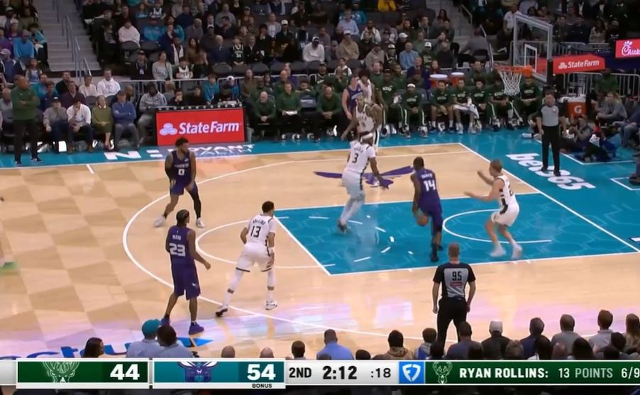 Тернер и Роллинз в сумме набрали 32 очка за тайм, а остальные трое игроков в стартовом составе набрали 3 из 13 очков.