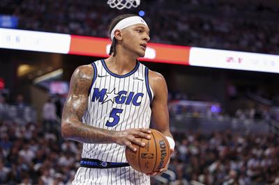 Старайтесь изо всех сил! Банкейру набрал 24 очка при точности бросков 7 из 21 и сделал 10 подборов.