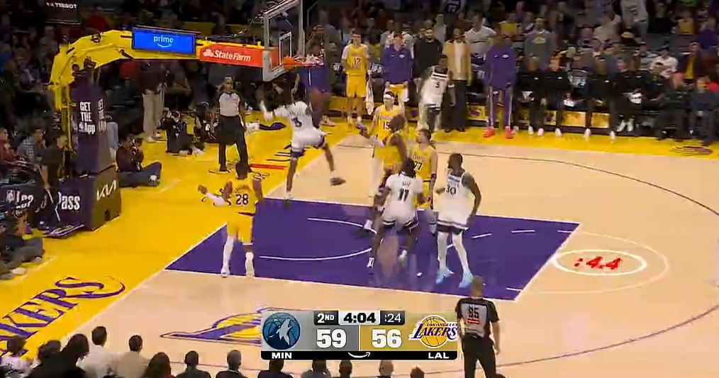 Какой контраст! «Тимбервулвз» повели 10–1 по подборам в передовой зоне и забили 18–0 во второй атаке.