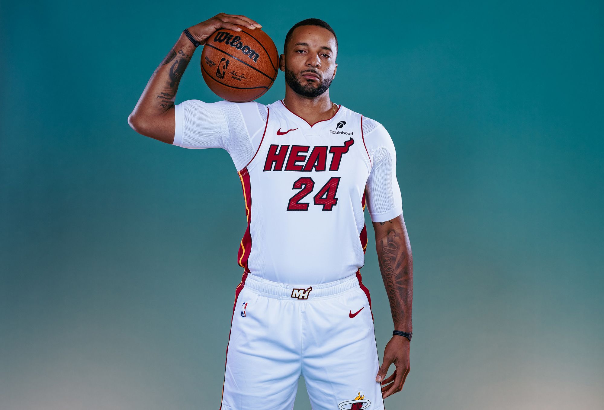 Ощущение контроля над мячом горячее! Пауэлл набрал 14 очков за одну четверть при 100% точности попаданий.