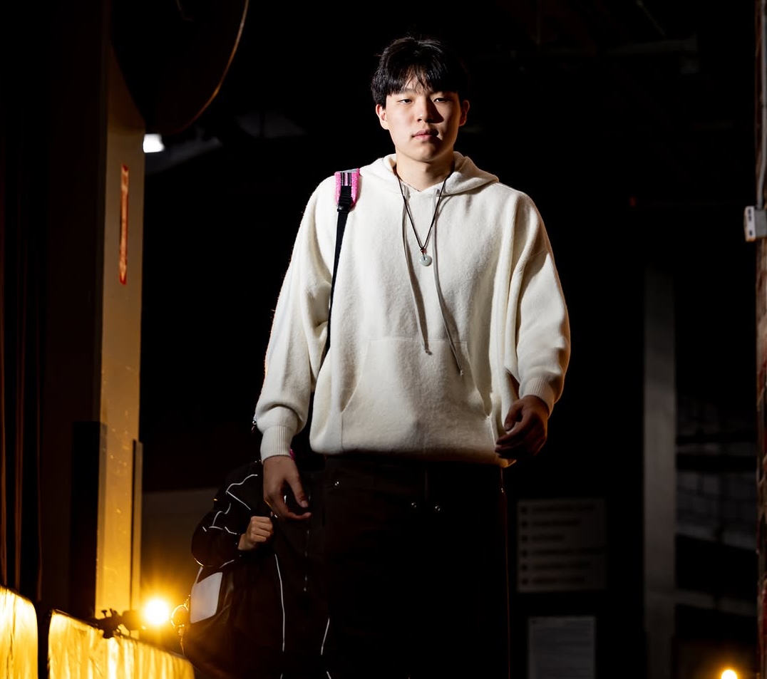 В социальных сетях Trail Blazers были опубликованы фотографии Ян Хансена, выходящего на игру перед игрой: белая толстовка и розовая школьная сумка.