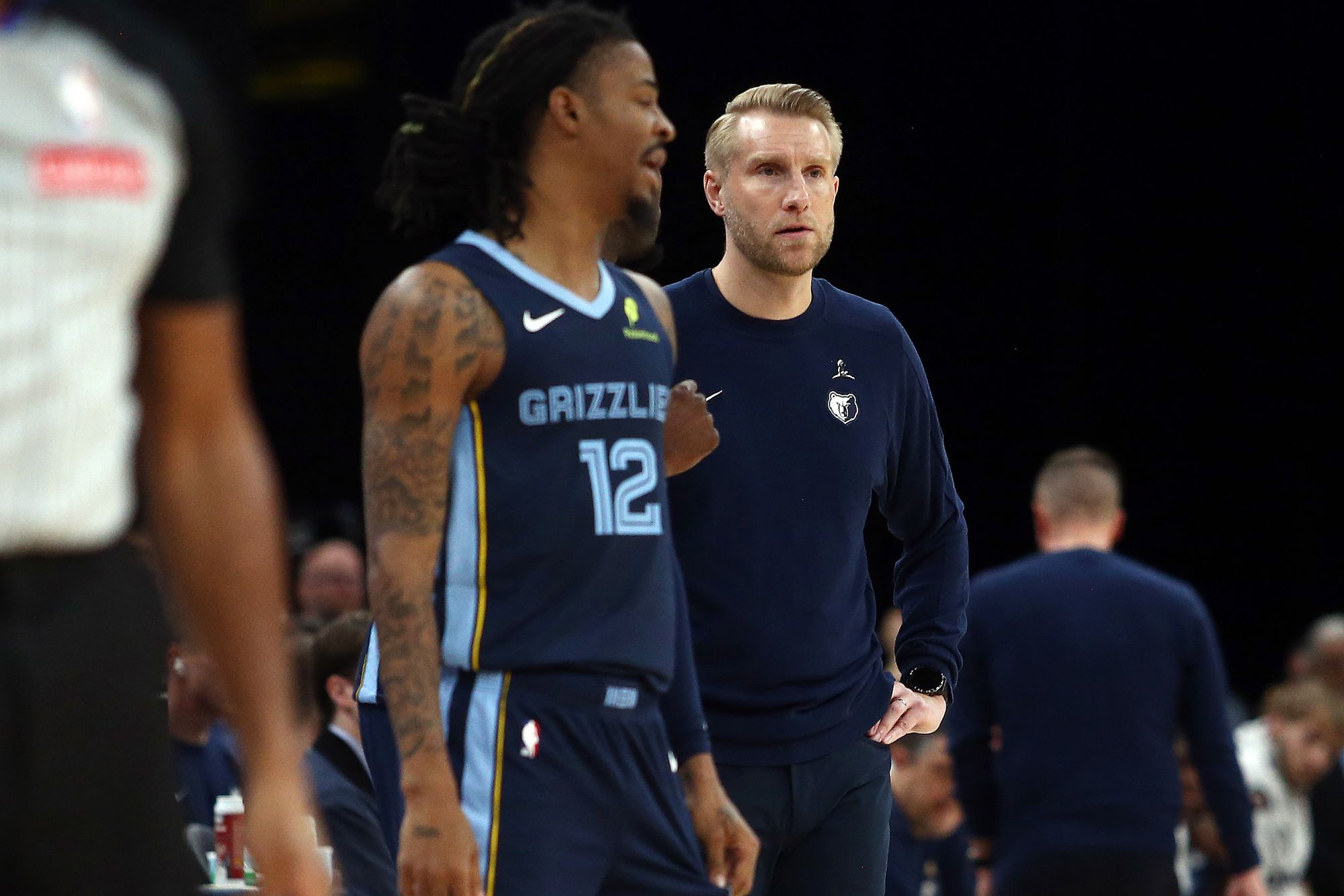 СМИ США: Морант почти не общается с тренером Исало и всегда один, когда объявляет тайм-аут