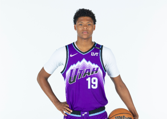 Карьера на высоте! Эйс Бэйли начал игру и набрал 20 очков, что привело команду к победе.