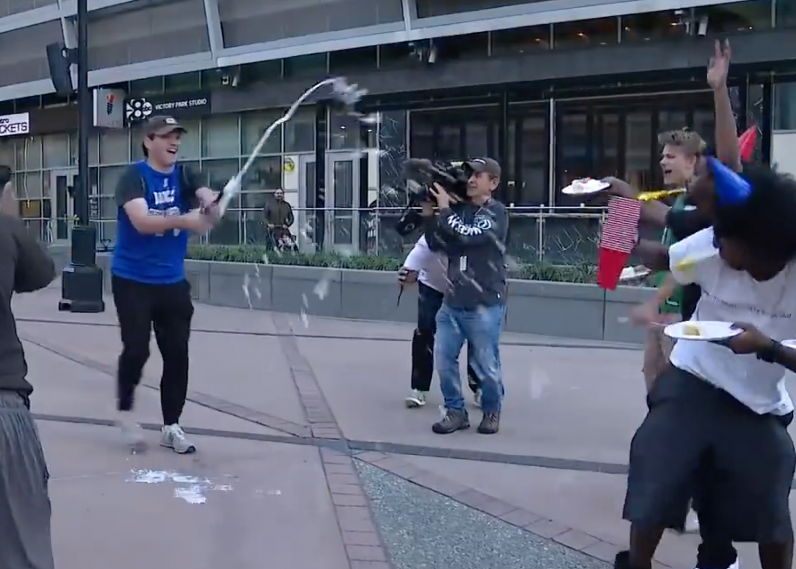 После увольнения Харрисона фанаты Дончича пришли отпраздновать это с шампанским возле домашнего корта «Маверикс».