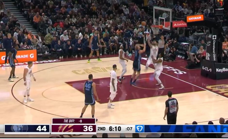 Трое Кавальерс забили двузначные числа в перерыве, Аллен набрал 10 очков, 5 подборов и по-прежнему следил за движением, набрав 7 очков.