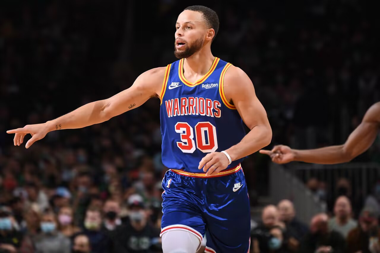 Большой взрыв! Карри набрал 17 очков при 4 из 8 трёхочковых в третьей четверти.