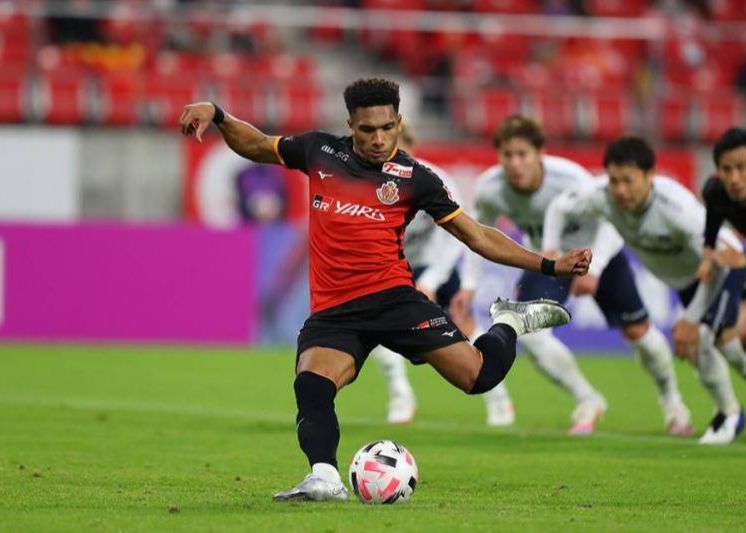 Официальный представитель Нагои: Матеуш, оказавший иностранную помощь, порвал левую переднюю крестообразную связку и вернулся в Бразилию для лечения