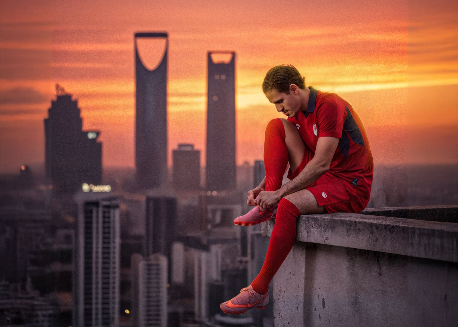 Реалистичное изображение или абстракция? Официальный плакат DAMAC: Игроки сидят на краю крыши, чтобы завязать шнурки