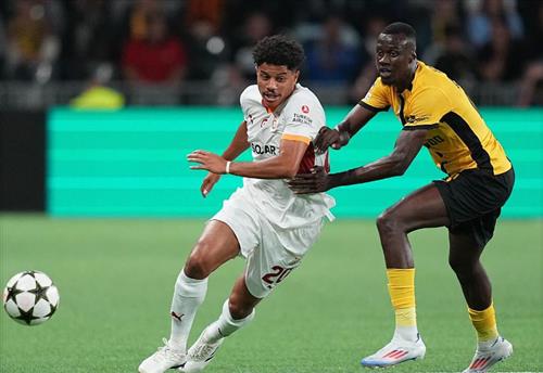 Юниор Бойз против Галатасарая