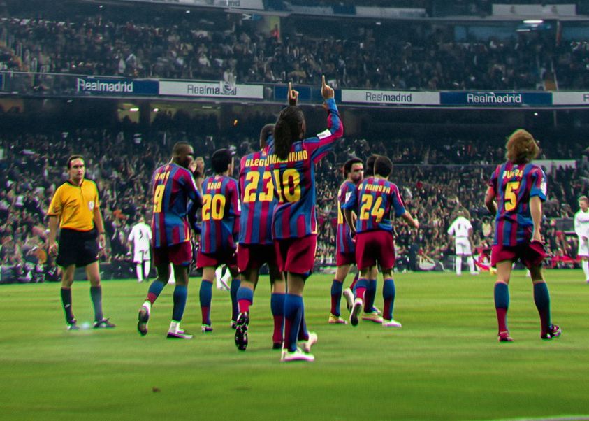 В социальных сетях Роналдиньо публикует фотографии своей победы на Бернабеу 20 лет назад, чтобы разогреть Эль Класико.