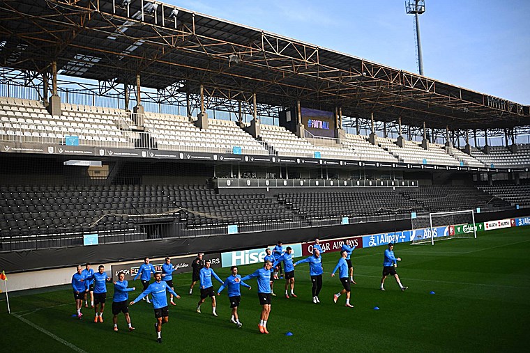 Исландская футбольная ассоциация: Около 30 исландских болельщиков пришли на стадион команды гостей, чтобы поболеть за команду.