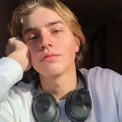 6686体育铁牌作者Scarlett